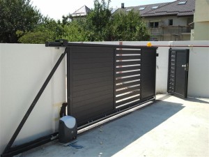 O poarta culisanta, feronerie si automatizari