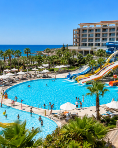 Cum alegi un hotel cu tobogane și aquapark în Antalya, fără să plătești doar entuziasmul din poze